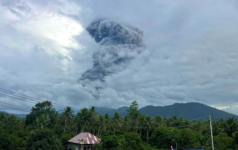 Momentul în care un vulcan din Indonezia erupe și aruncă un nor de cenușă la 10 km în aer, ucigând trei persoane