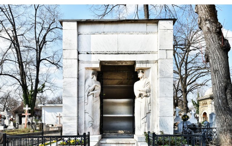 Monument funerar din Cimitirul Bellu, la preț de apartament cu două camere în Drumul Taberei