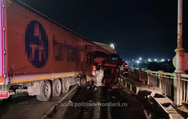 Traficul a fost blocat la vama Giurgiu, după ce un TIR a lovit parapeții Podului Prieteniei