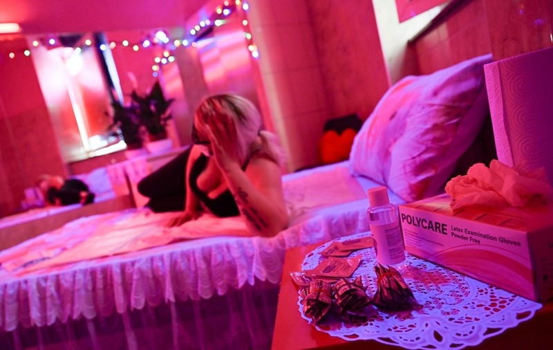 „Ești româncă, ești un gunoi!”, i-a spus un moldovean unei prostituate pe care o oferise cadou unui prieten, în Germania
