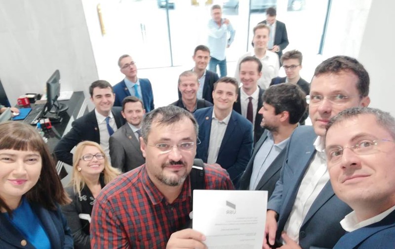 Victor Ciorbea a plecat în concediu două săptămâni şi nu şi-a delegat atribuţiile pentru atacarea Ordonanţelor la CCR