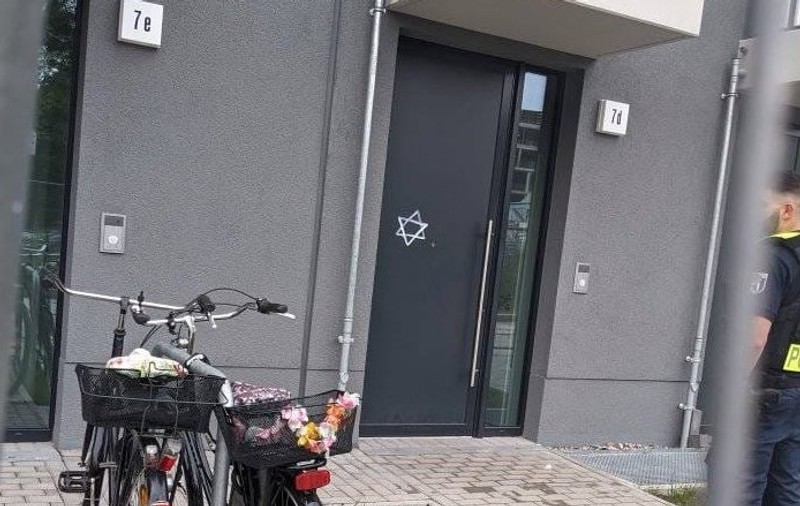 Steaua lui David, desenată pe ușile unor case din Berlin, incidente în centrul capitalei germane, în timpul unei manifestații propalestiniene