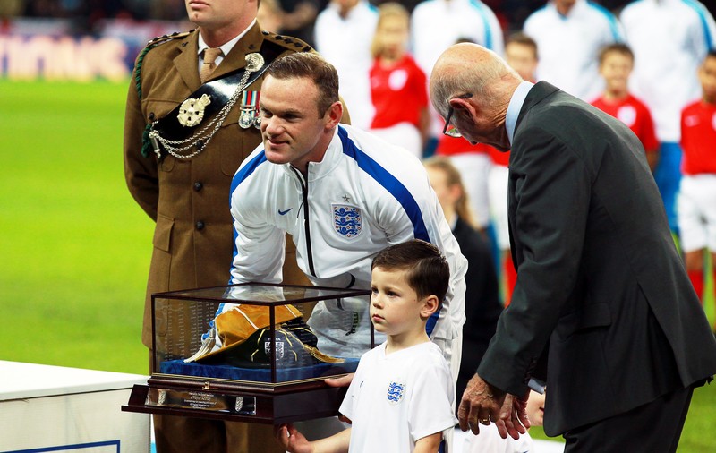 Wayne Rooney a bifat meciul 100 la naționala Angliei și a fost premiat în prezența lui Bobby Charlton
