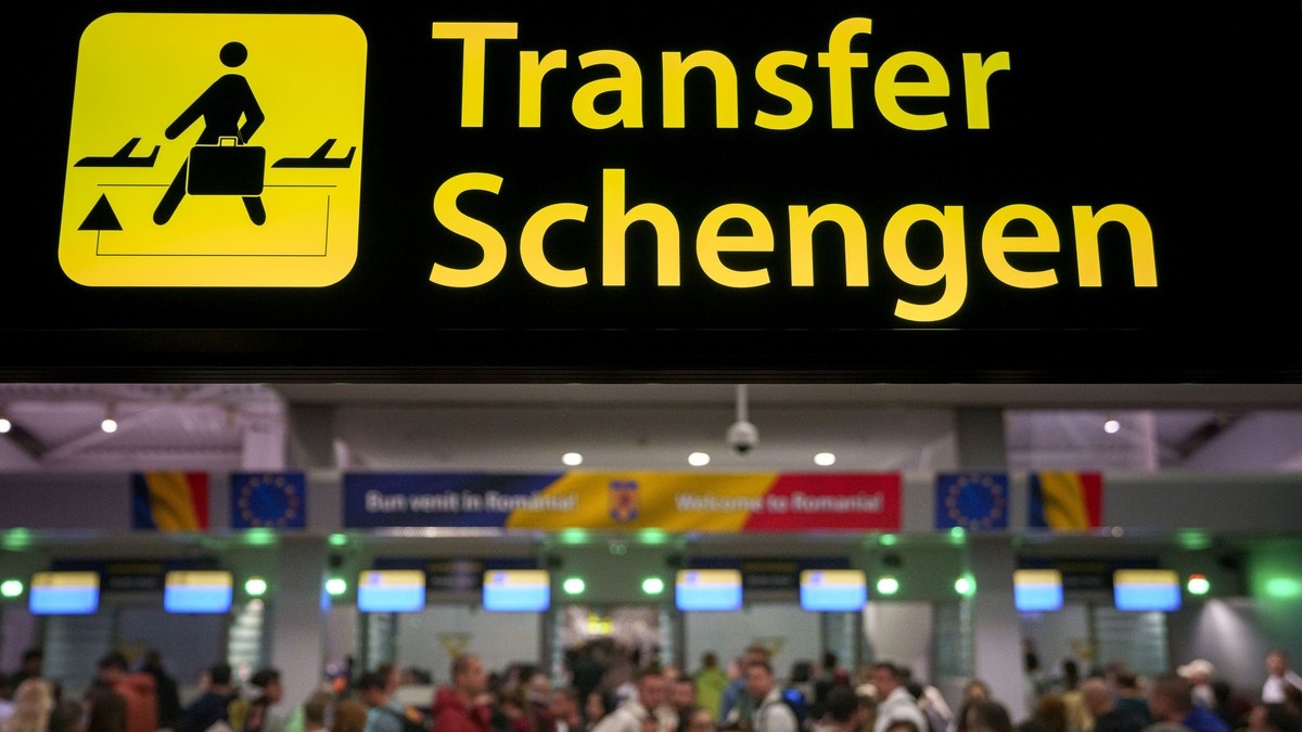 Aeroportul Otopeni, Transfer Schengen, Persoane asteapta la coada dupa intrarea Romaniei in Spatiul Schengen cu frontierele aeriene si maritime, in terminalul Sosiri din Aeroportul International 'Henri Coanda' din Otopeni, duminica, 31 martie 2024.