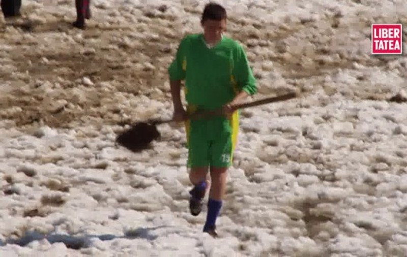Fotbalistul Ovidiu Ranete, de la Tisău, a alergat arbitrul cu... lopata | VIDEO