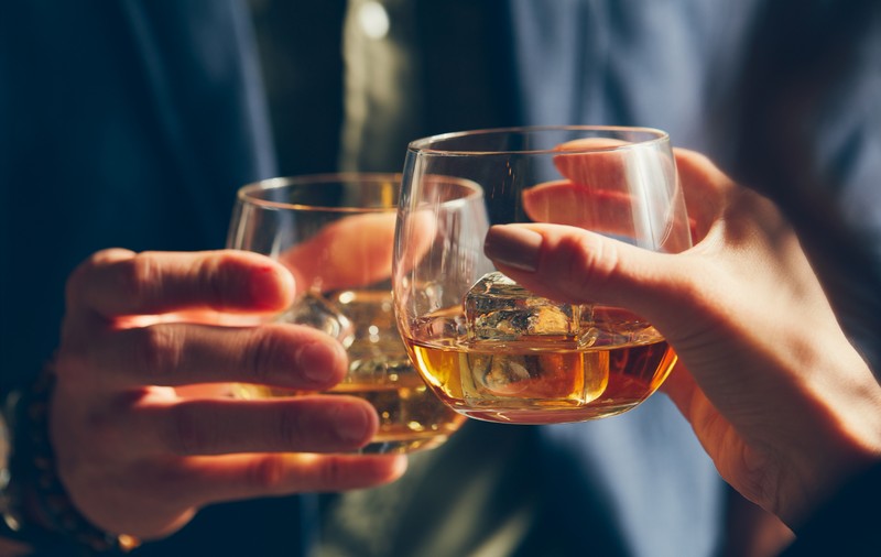 Inteligența artificială revoluționează domeniul băuturilor spirtoase. Un AI a învățat să distingă între whisky-ul american de cel scoțian