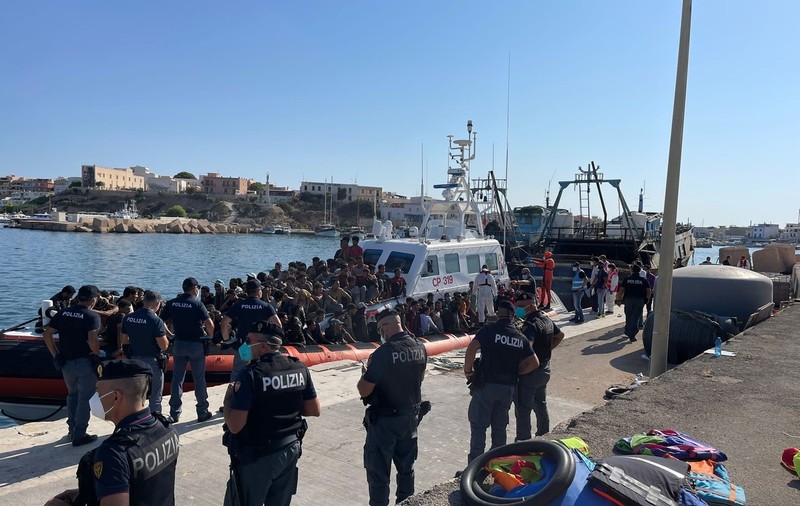Sute de migranți, mulți copii și femei, găsiți într-o barcă, în Mediterană. „Unii cu urme de arsuri și răni provocate de arme de foc”