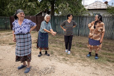 Sătenii sunt supăraţi că plătesc în continuare facturile la apă