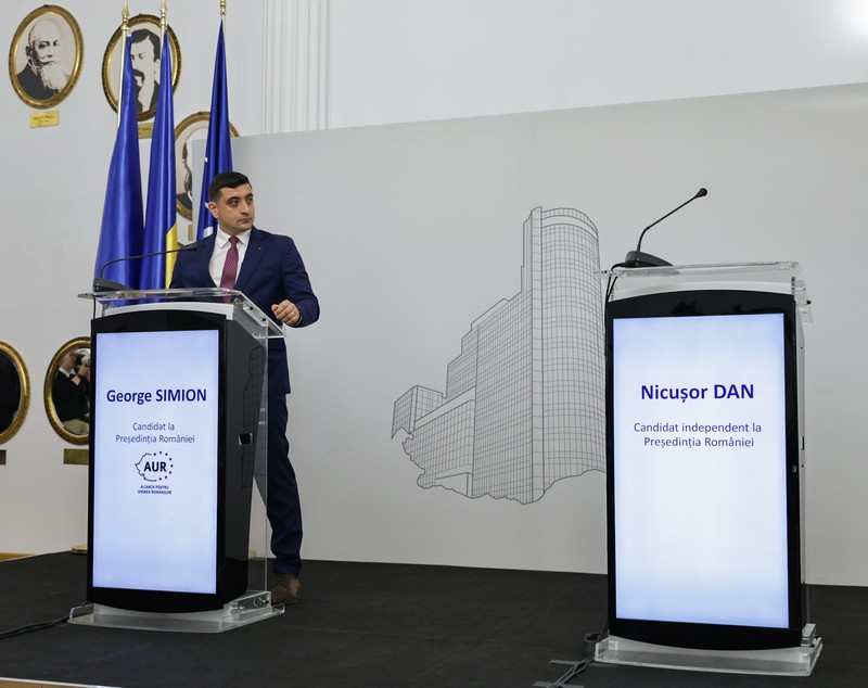Cultul personalității la George Simion: de la „armata” care-l păzește de jurnaliști la autopromovarea insistentă a întâlnirilor cu lideri europeni REPORTAJ