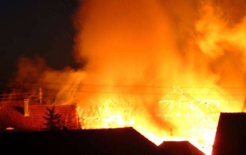 INCENDIU la o CASĂ din COMĂNEȘTI! O  FEMEIE a MURIT!