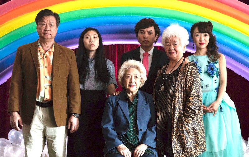 Cronică de film | ”The Farewell”, o dramă despre oamenii dragi pe care-i lași în urmă când pleci după un trai mai bun. Merita Awkwafina Globul de Aur?