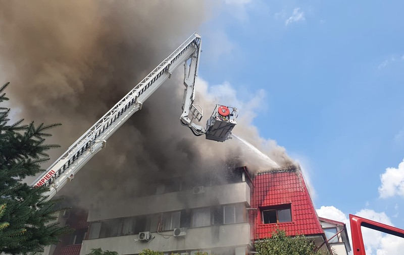 Incendiu la mansarda unui bloc din orașul Popeşti-Leordeni. „Deocamdată, nu avem informații despre pagube”