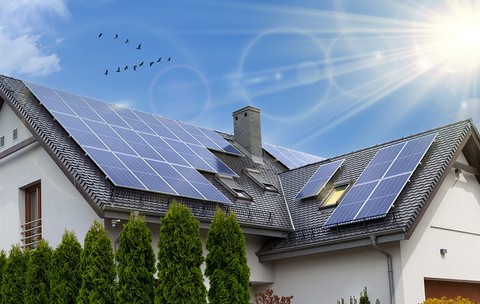Panouri solare pe un acoperiș în două ape. Foto: Shutterstock
