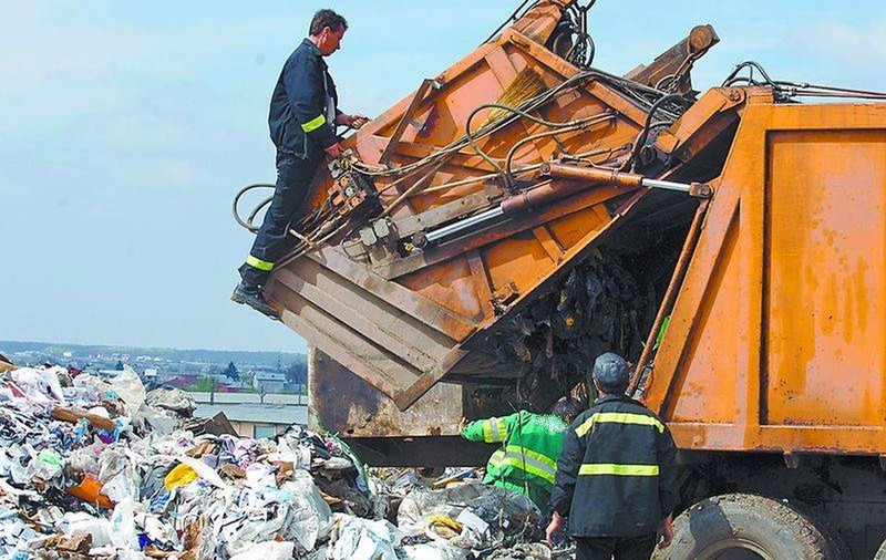 Accident grav la o groapă de gunoi din Cluj! Trei persoane au fost lovite de un camion care transporta deşeuri