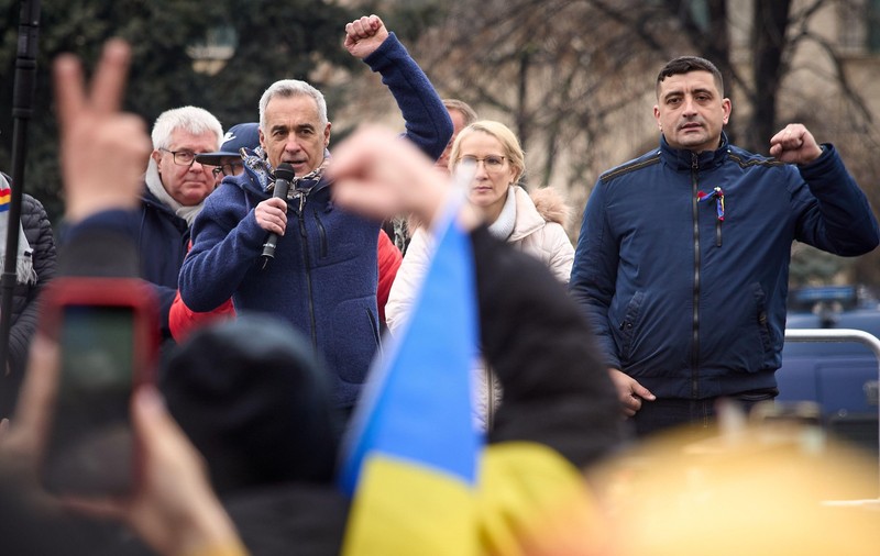 Violența din spatele lui Simion. Ce alegi când votezi cu „protejatul mai tânăr”?