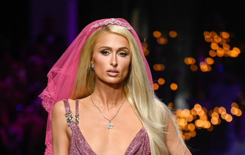 Paris Hilton a defilat pentru Versace la Săptămâna Modei de la Milano. Rochia mult prea decoltată i-a creat probleme pe podium