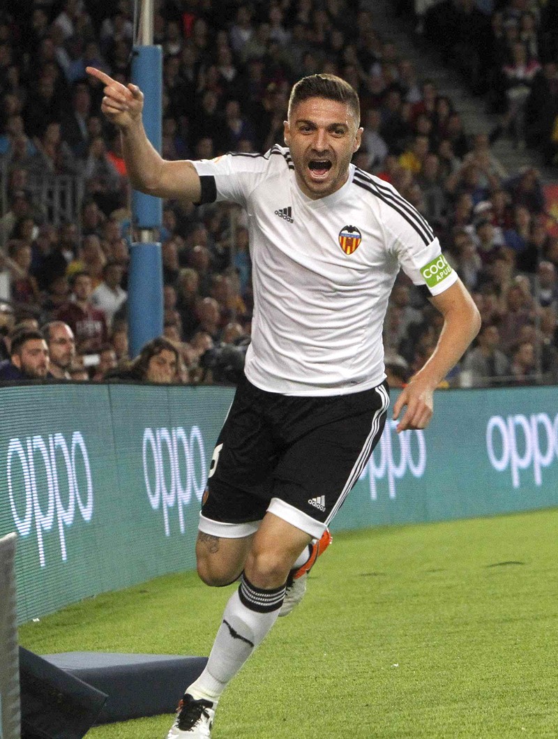 epa05264539 Valencia FC's Brazilian defender Guilherme Siqueira jubilates the 1-0 against FC Barcelona during the Primera Division soccer match against Valencia FC played at Camp Nou stadium in Barcelona, Catalonia, Spain on 17 April 2016. EPA/MARTA PEREZ