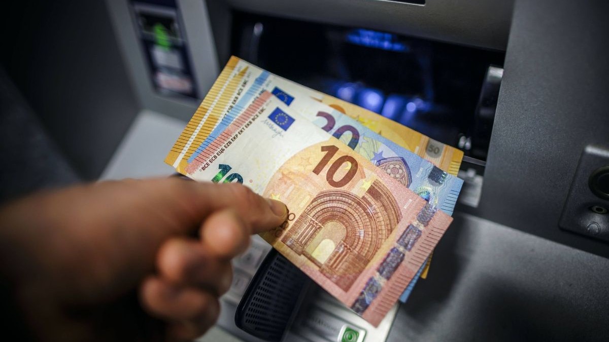 Bancnote euro scoase dintr-un bancomat de un bărbat