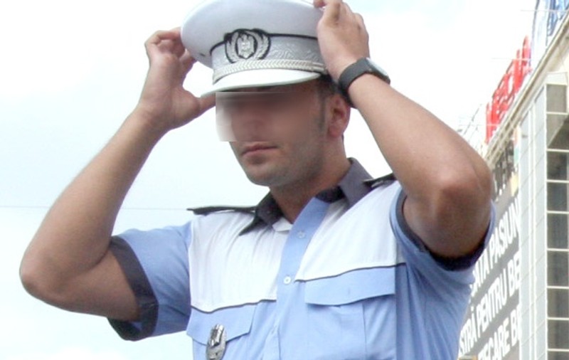 Un poliţist din Arad a fost arestat pentru că a luat mită de 1.600 de euro 