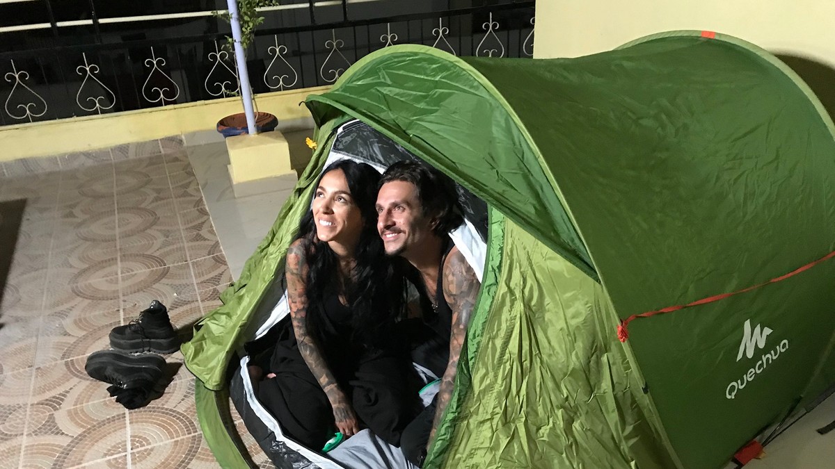 Concurenții din Asia Express au dormit în case cu şerpi, în cort şi împreună cu niște capre | FOTO