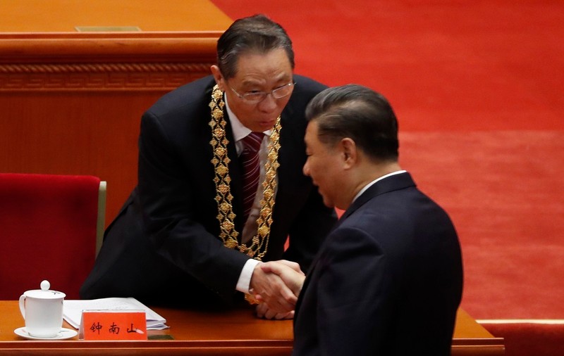 Președintele Chinei i-a premiat pe eroii luptei împotriva COVID-19, dar l-a omis pe medicul care a dezvăluit existența virusului. Decizia a provocat furie