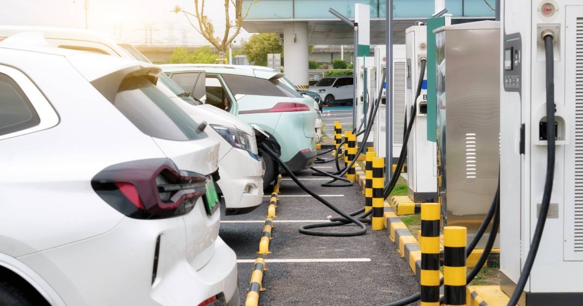 mai multe masini electrice aliniate in timpul incarcarii intr-un spatiu public