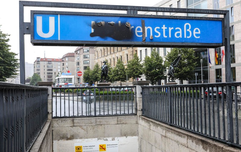 O stație de metrou din Berlin își schimbă numele pentru că are conotații rasiste