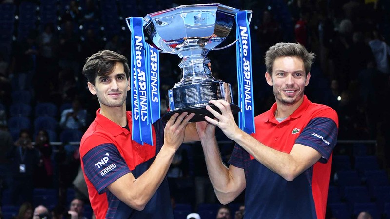 Pierre-Hugues Herbert and Nicolas Mahut defeat Raven Klaasen and Michael Venus in the Nitto ATP Finals doubles final.