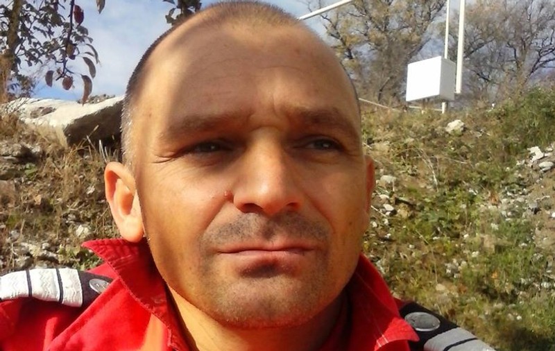 Un pompier din Vâlcea face versuri inspirate din operaţiunile de salvare și le cântă la chitară