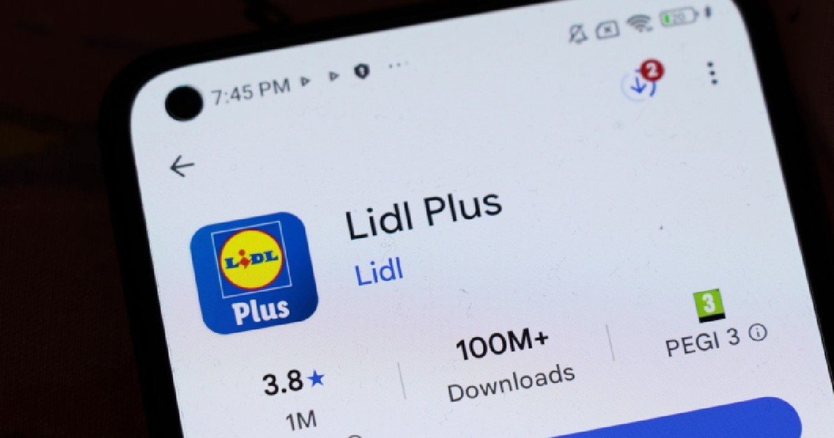 Close-up-ul unui ecran de smartphone care afișează aplicația Lidl Plus care are logo-ul, statisticile de descărcare și evaluările cu stele.