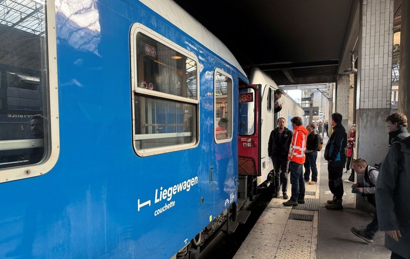 Amendată cu 200 de euro pentru că a deschis ieșirea de urgență într-un tren fără aer condiționat: „După 5 minute, controlorii au venit să o deschidă iar”