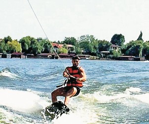 Schi nautic? Încercat! Urmează să se dea cu zmeul pe apă, când va avea bani să-și ia echipament...