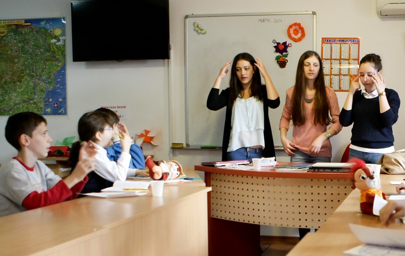 Eroii anonimi ai României | Trei adolescente predau limba engleză copiilor săraci şi marginalizaţi de societate: «Nu câştigăm bani, dar bucuria lor valorează cât un tezaur»