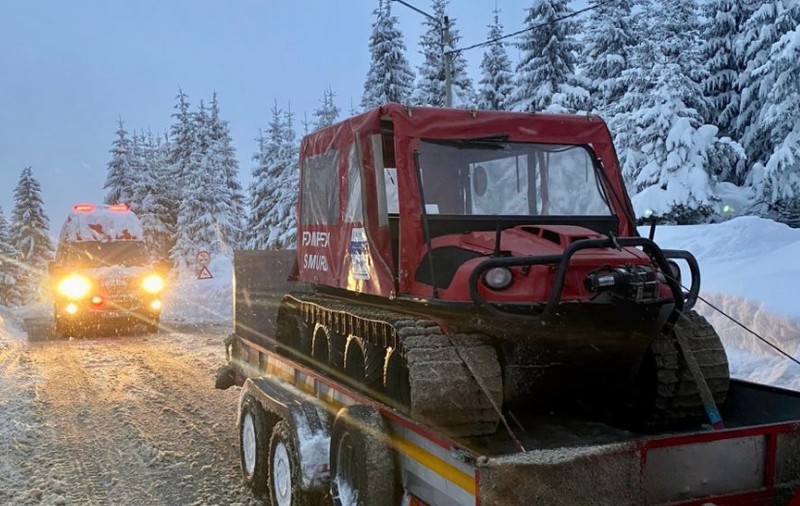 30 de persoane blocate în zăpadă în staţiunea Păltiniş, evacuate de salvamontişti