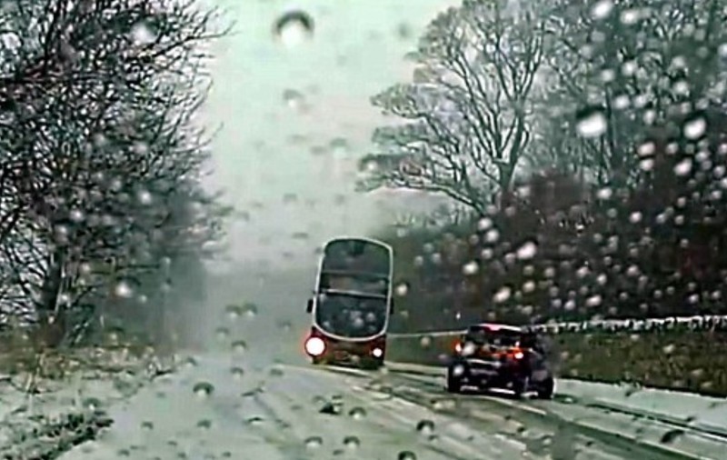 Momentul în care un autobuz evită în ultimul moment o mașină care a derapat. Șoferița este considerată o eroină / VIDEO
