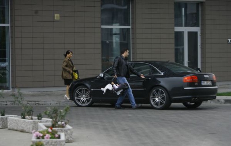 S-AU DUS LA PETRECERE! Nicoleta LUCIU şi Zsolt Csergo au tăiat moţul TRIPLEŢILOR | FOTO