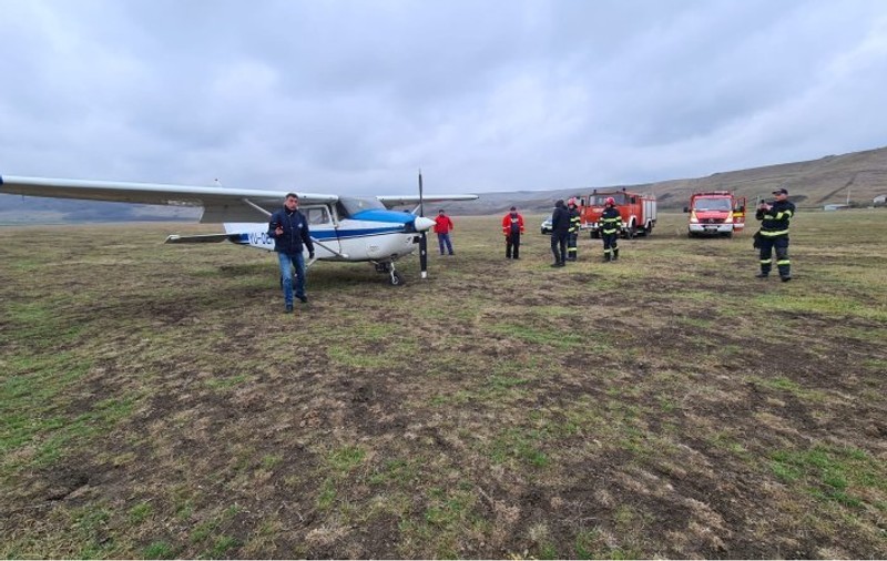 Un avion de mici dimensiuni a aterizat forţat pe un câmp din Iași. A rămas fără combustibil în aer