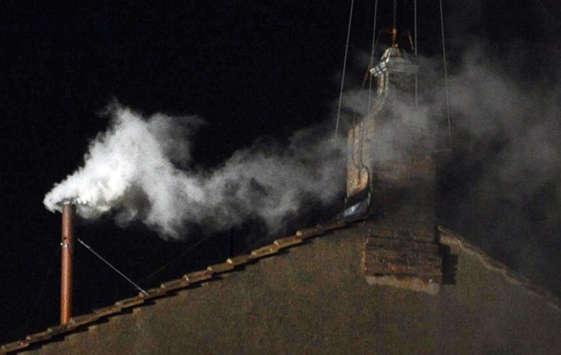FUM ALB LA VATICAN! CATOLICII AU UN NOU PAPĂ!