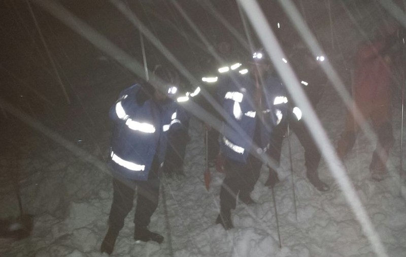 Salvamontiștii reiau căutările pentru tânărul surprins de avalanșă în Munţii Călimani, de Ziua Naţională