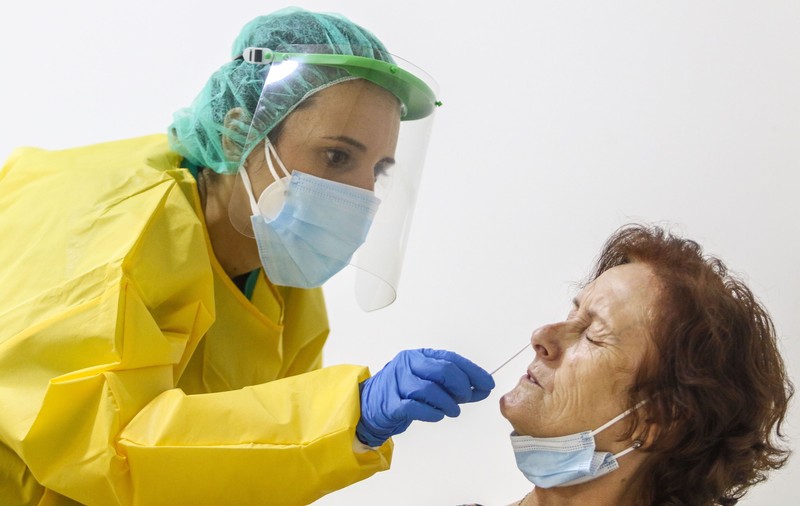 Testarea pentru COVID ar urma să fie gratuită, în cabinetul medicului de familie