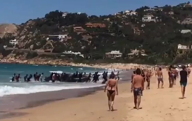VIDEO| O barcă cu migranți a acostat pe o plajă cu turiști în Spania