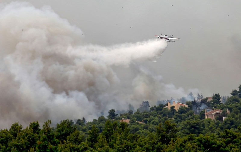 Un avion pentru stingerea incendiilor s-a prăbușit în Grecia. Pilotul a supraviețuit