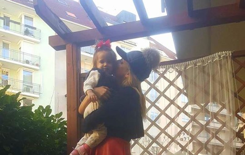 Sânziana Buruiană alăptează la aproape doi ani de când a devenit mama. Micuța Izabela, în direct la tv
