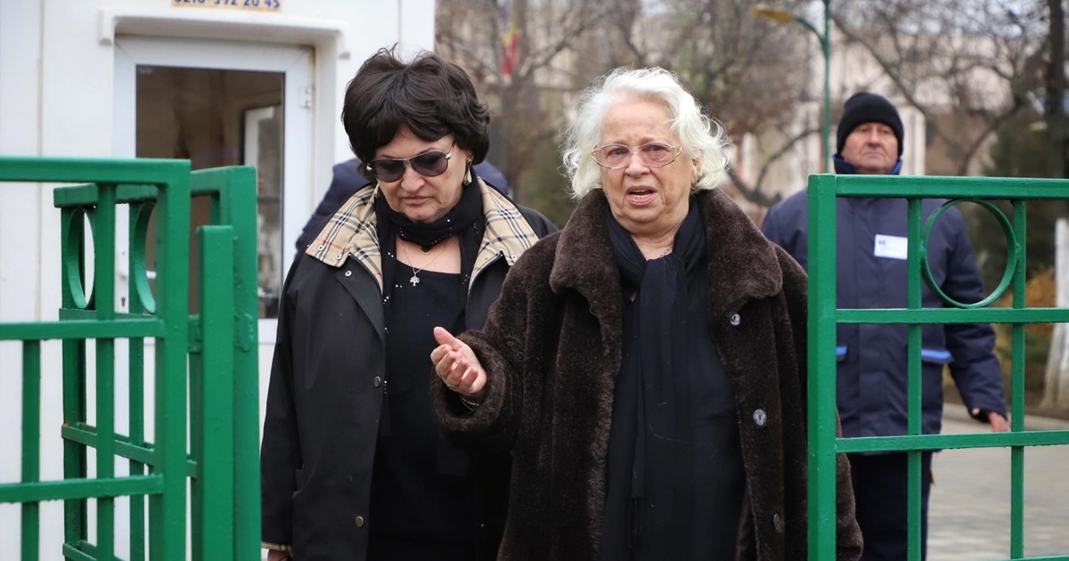 Mama Cristinei Topescu, alături de medicul Monica Pop