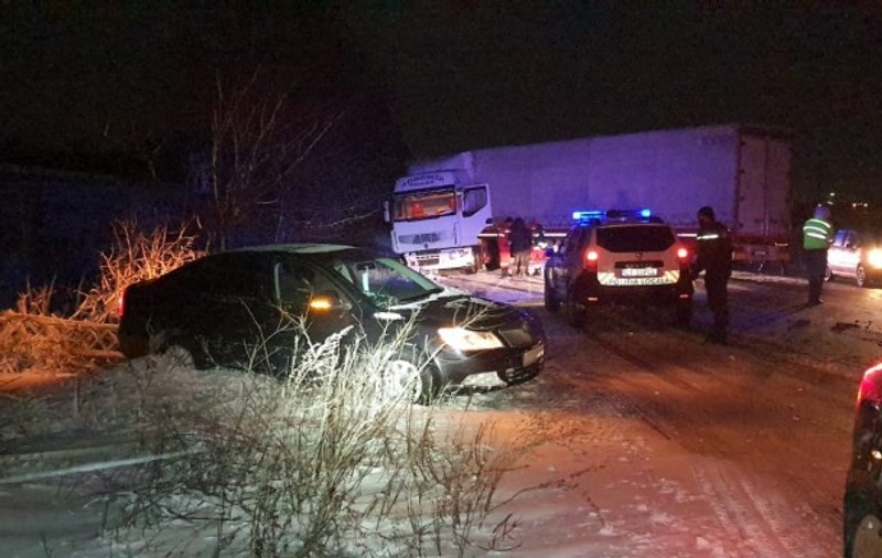 VIDEO  |  Zeci de oameni, blocați în mașini pe drumurile din Constanța, din cauza ninsorii viscolite
