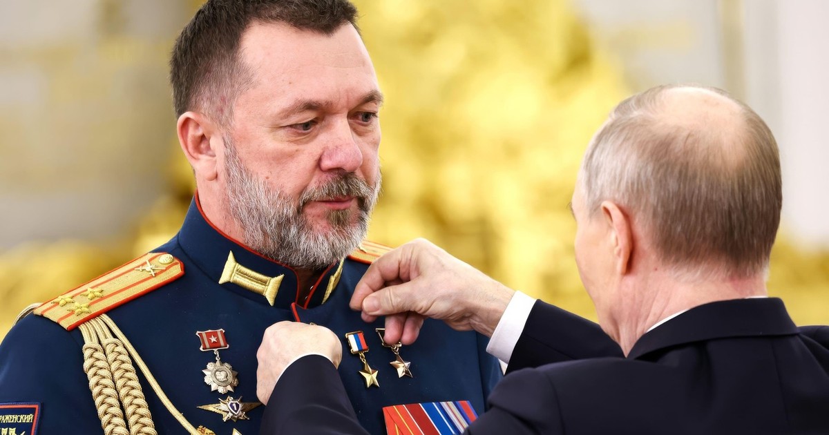 Vladimir Putin îl decorează pe deputatul Dmitri Sablin. Imagine cu caracter ilustrativ Foto: Profimedia