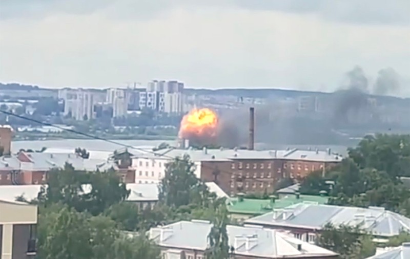 Dronele ucrainene au lovit o fabrică esențială pentru armata lui Putin, la 1.300 de kilometri de front: trei morți și 35 de răniți