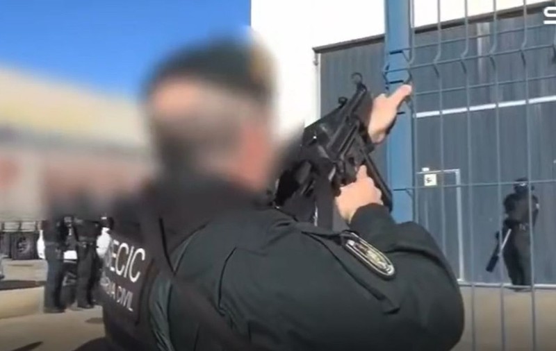Trei români care furau camioane cu tot cu marfă s-au trezit cu zeci de mascați spanioli înarmați până-n dinți la poarta depozitului unde ascundeau prada