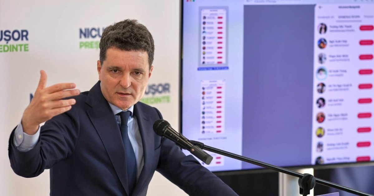 Nicușor Dan în timpul conferinței de presă, vorbind la microfon