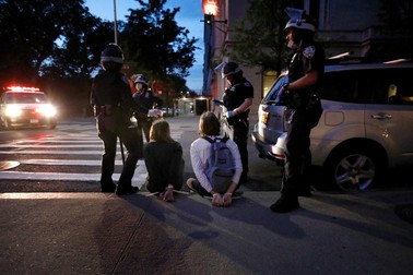 Zeci de oameni au fost arestați în New York, deorarece au protestat după ora 20.00, nerespectând restricțiile impuse de autorități